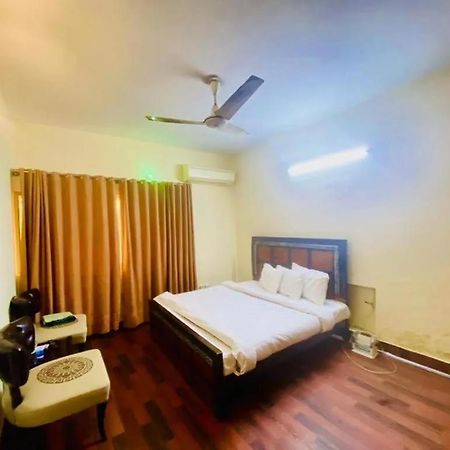 Mulberry Guest House F-10 Исламабад Экстерьер фото
